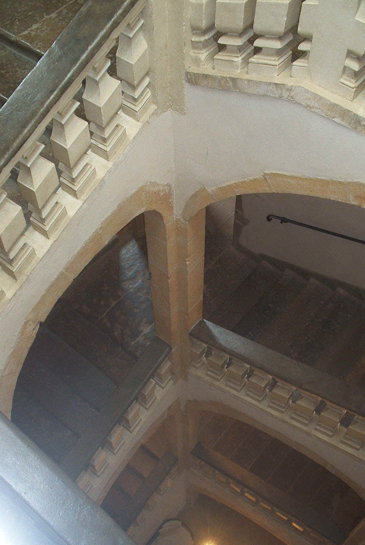 Vue du haut vers le bas de l'escalier constuit par les Guignard au château de Saint-Priest.jpg (1181434 bytes)